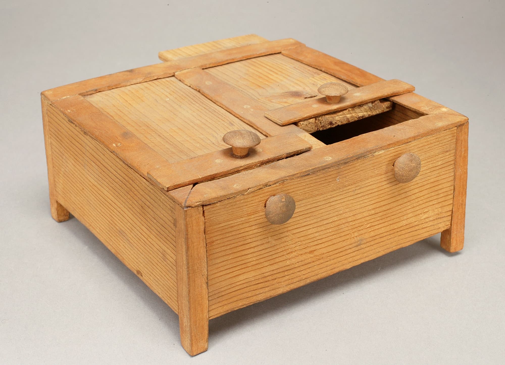 Wooden jewelry box
